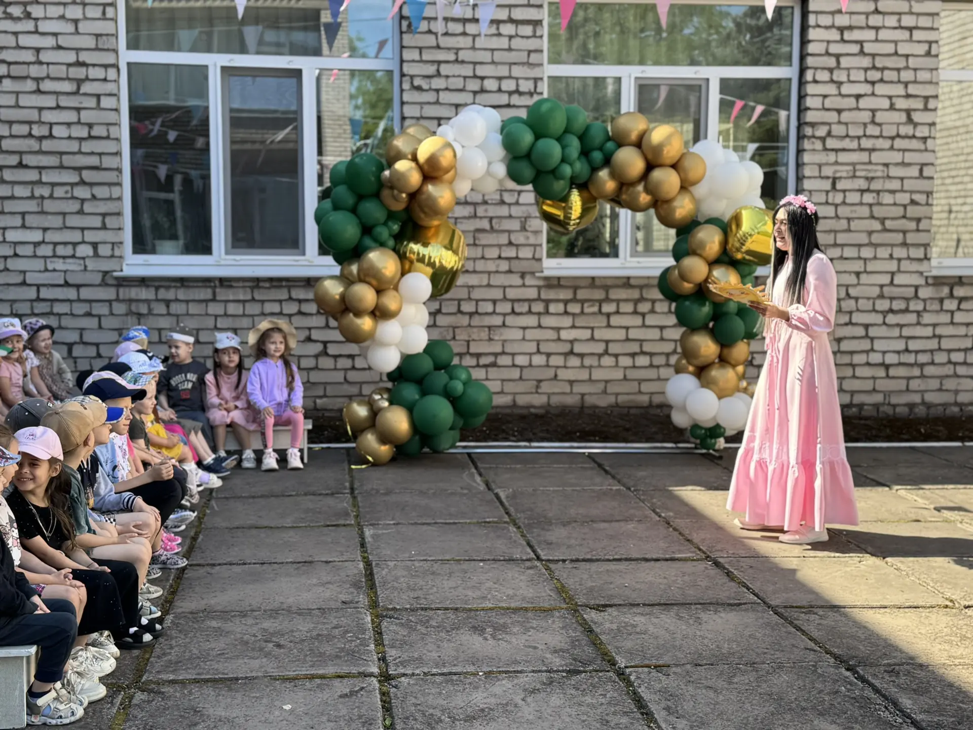 «Радуга детства» в нашем «Гнездышке»🌈

Сегодня в нашем детском саду №18 «Гнездышко» было по-настоящ
