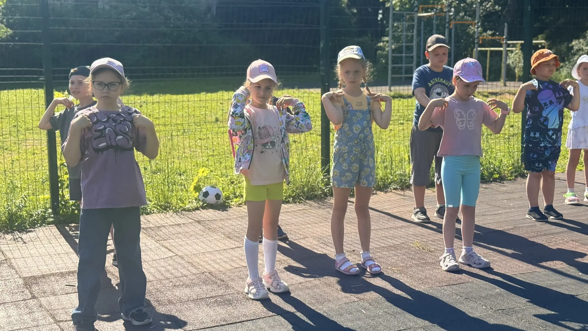 День в «Галактике»: спорт, творчество и дартс! 🛸

С утра — зарядка.
Днем:
🎶 Пели в «Веселых нотках