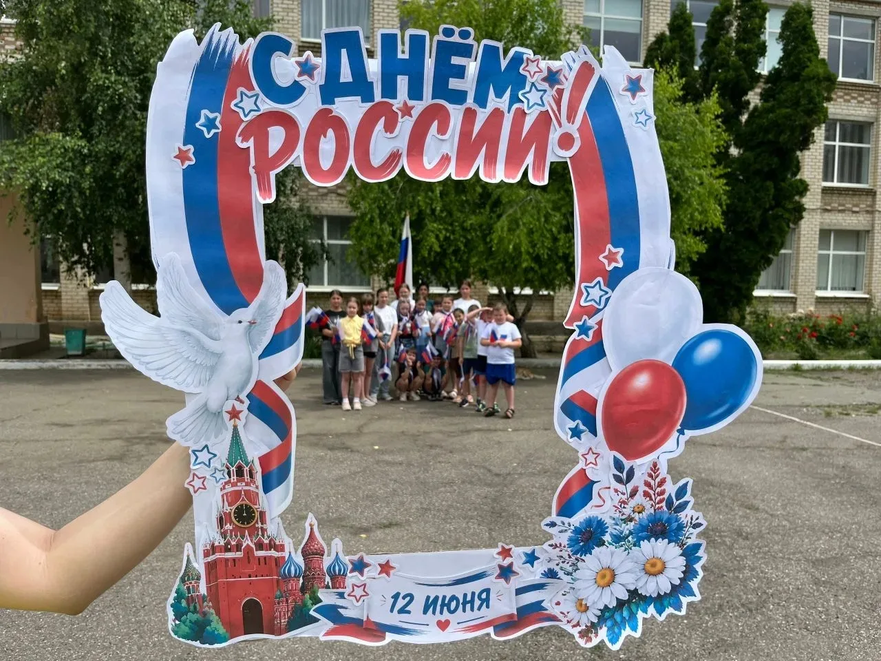 Улыбки России: праздничная фотосессия в «Разноцветных ладошках»! 📸🇷🇺

Накануне Дня России воспита