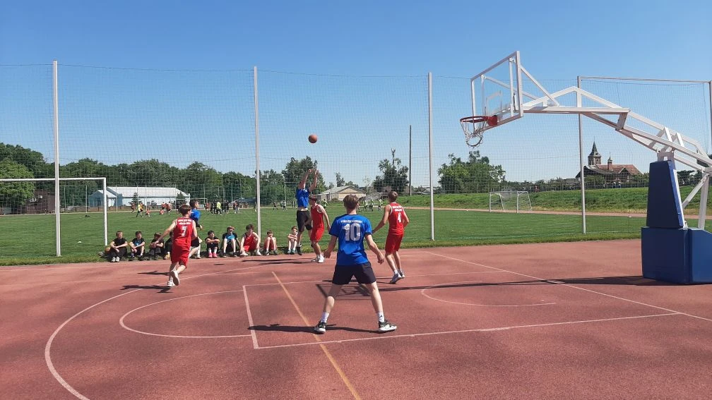 🏀 6 июня на стадионе спортивной школы «Победа» развернулась настоящая битва за баскетбольный мяч – 