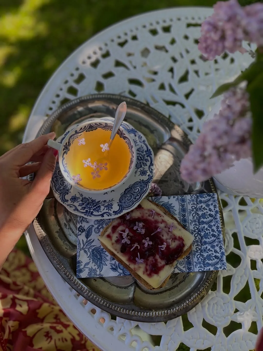 Прекрасного дня, книголюбы ☕️

Какую книгу сейчас читаете?