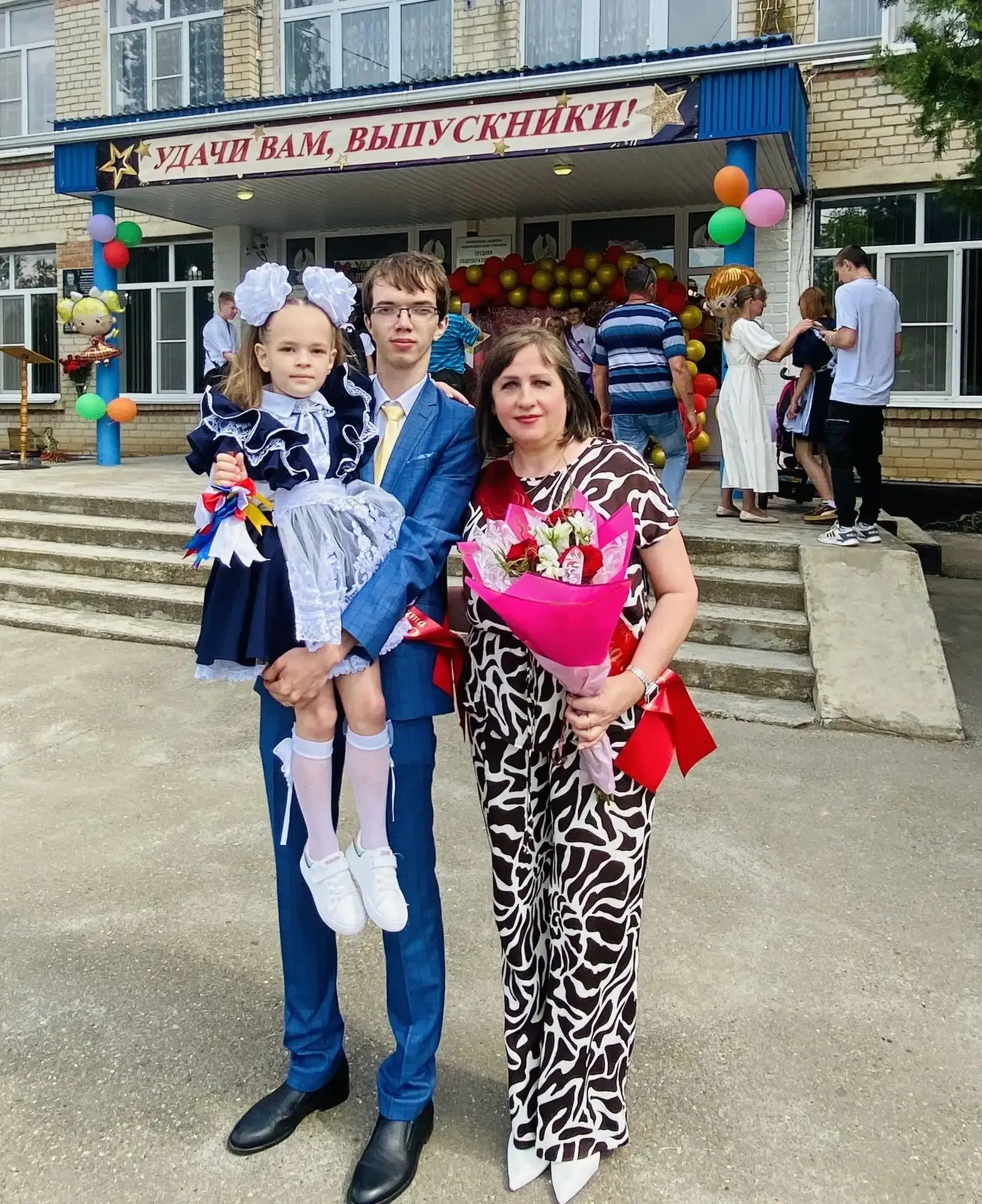 Мелодия уходящего детства: в нашей школе прозвенел Последний звонок!
Майское утро выдалось особенным