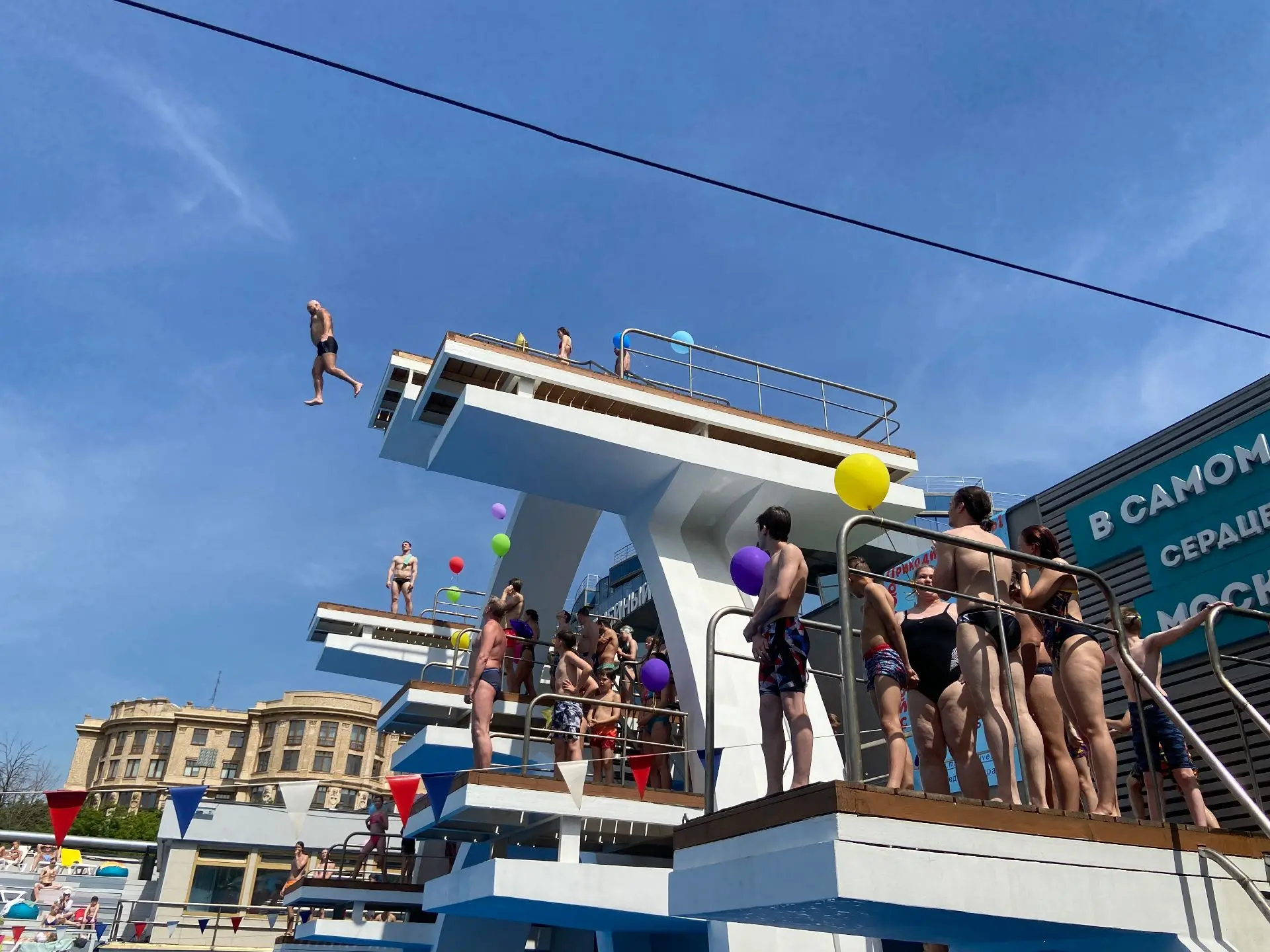 Сегодня самые отчаянные и профессиональные спортсмены открыли своими прыжками праздник «ПОБЕДИ СВОЙ 