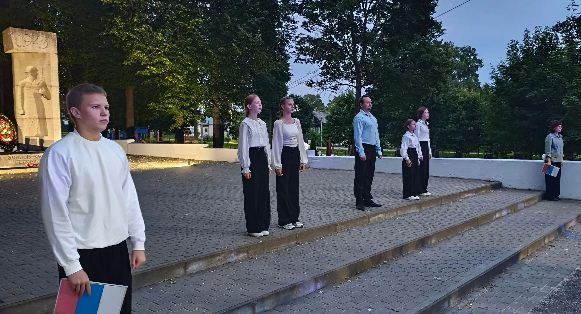 СВЕЧА ПАМЯТИ
Накануне Дня памяти и скорби в Красном Холме состоялась акция «Свеча памяти». На Обелис