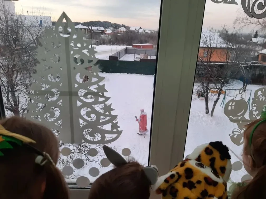 🎅На этой неделе по детскому саду прошёл слух: «Дед Мороз идёт!». 
❄️Дети прильнули к окнам и увидел