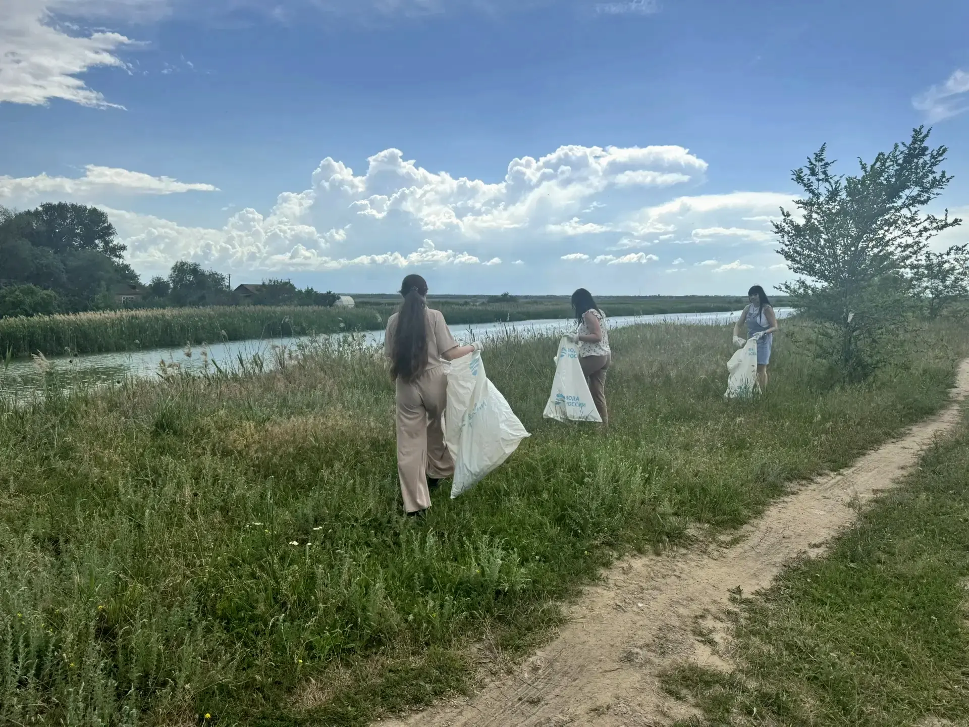 В Верхнесолёновском сельском поселении прошла экологическая акция «Вода России»
Сотрудники Администр