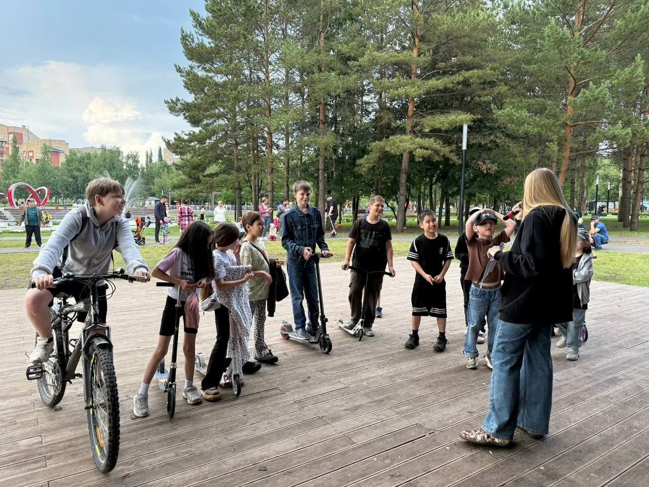 Вчера в Парке "Первомайский" прошла культурно-познавательная программа «О тебе, моя Россия». 

🌍Вме