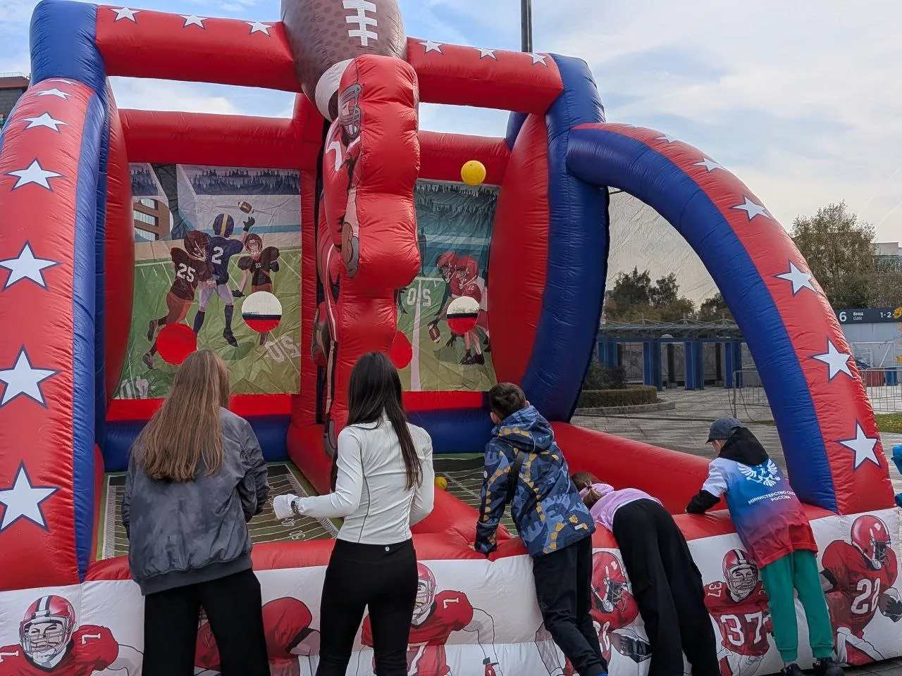 Надувной регби — ваша арена! 🏉 
 
Сорвитесь с цепи на безопасном поле! Бросайтесь на мягкие надувны
