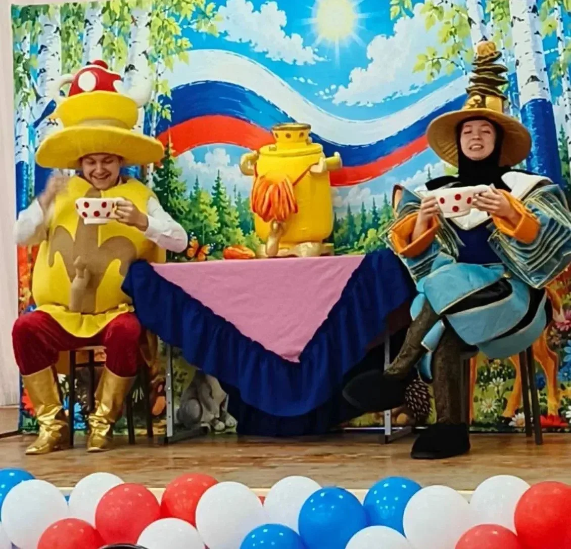 Яркий день в лагере "Солнышко" начался с традиционной зарядки и вкусного и полезного завтрака. Затем