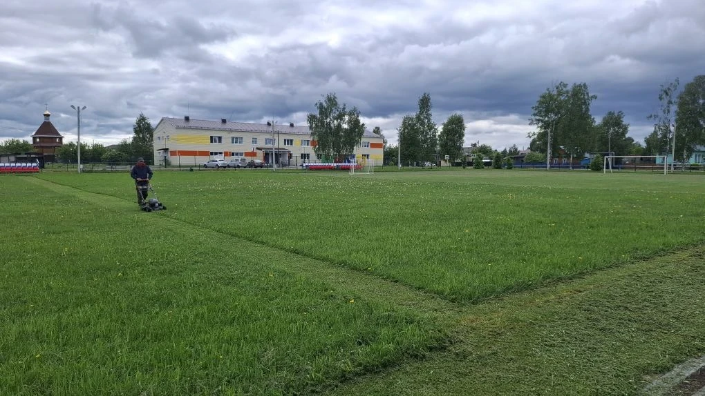 Наши специалисты всегда поддержат футбольное поле в безупречном виде!
Покос травы завершён — газон р