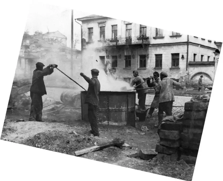 #Свердловск. Улица Розы Люксембург. Асфальтирование тротуаров

📸Фото 1931 год.

В кадре дом купца С