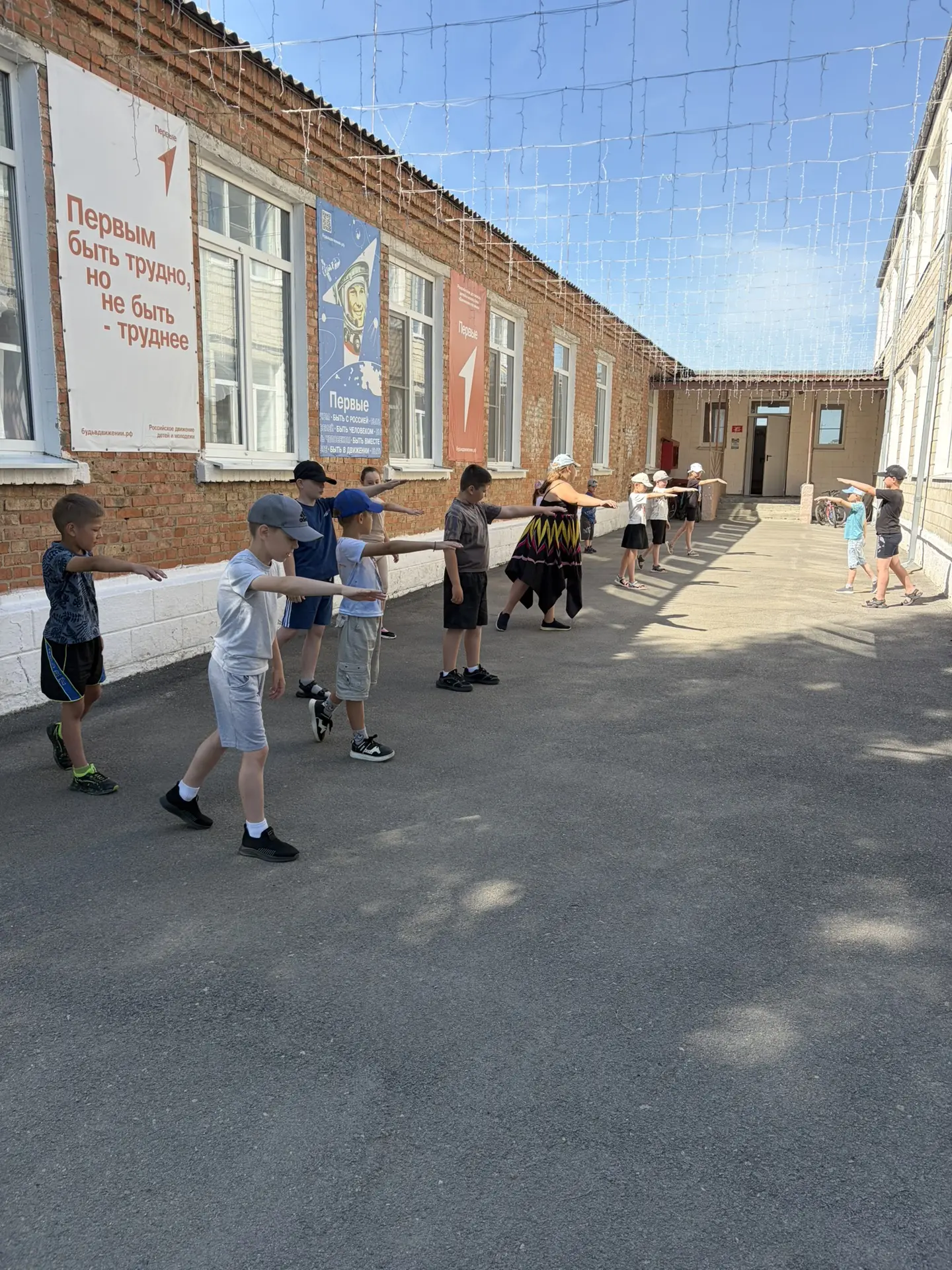☀️ 11 июня, в пришкольном лагере «Радуга» день начался с бодрой зарядки. После вкусного завтрака реб