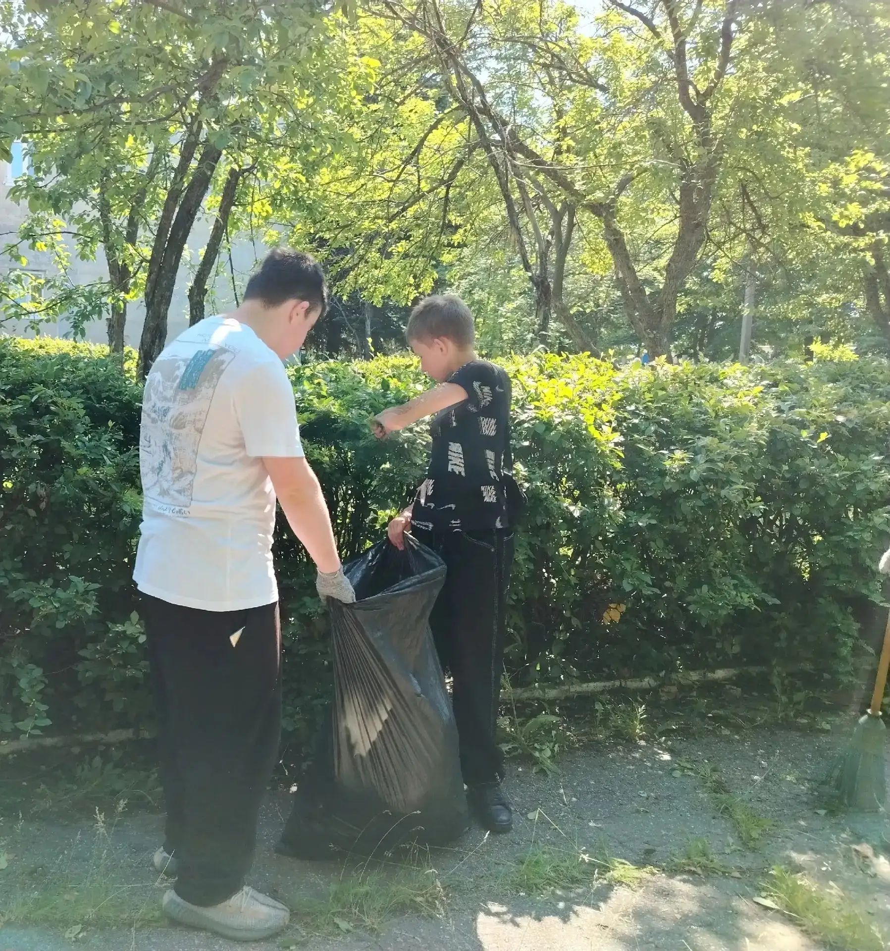 Лагерь труда и отдыха "Истоки".
Вот и пролетела трудовая смена в лагере "Истоки". Но в отряде кипит 