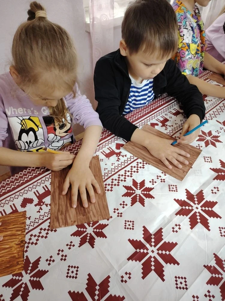 Летняя площадка продолжается!🌟

Сегодня наши ребята посетили Дом культуры нашего села, где поучаств