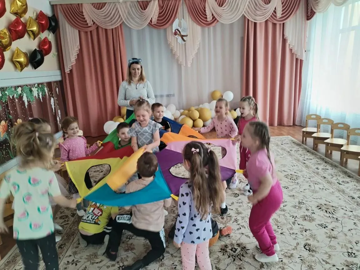Сегодня наши ребята с головой окунулись в мир подвижных игр. Две любимые забавы — «Мышки в норках» и
