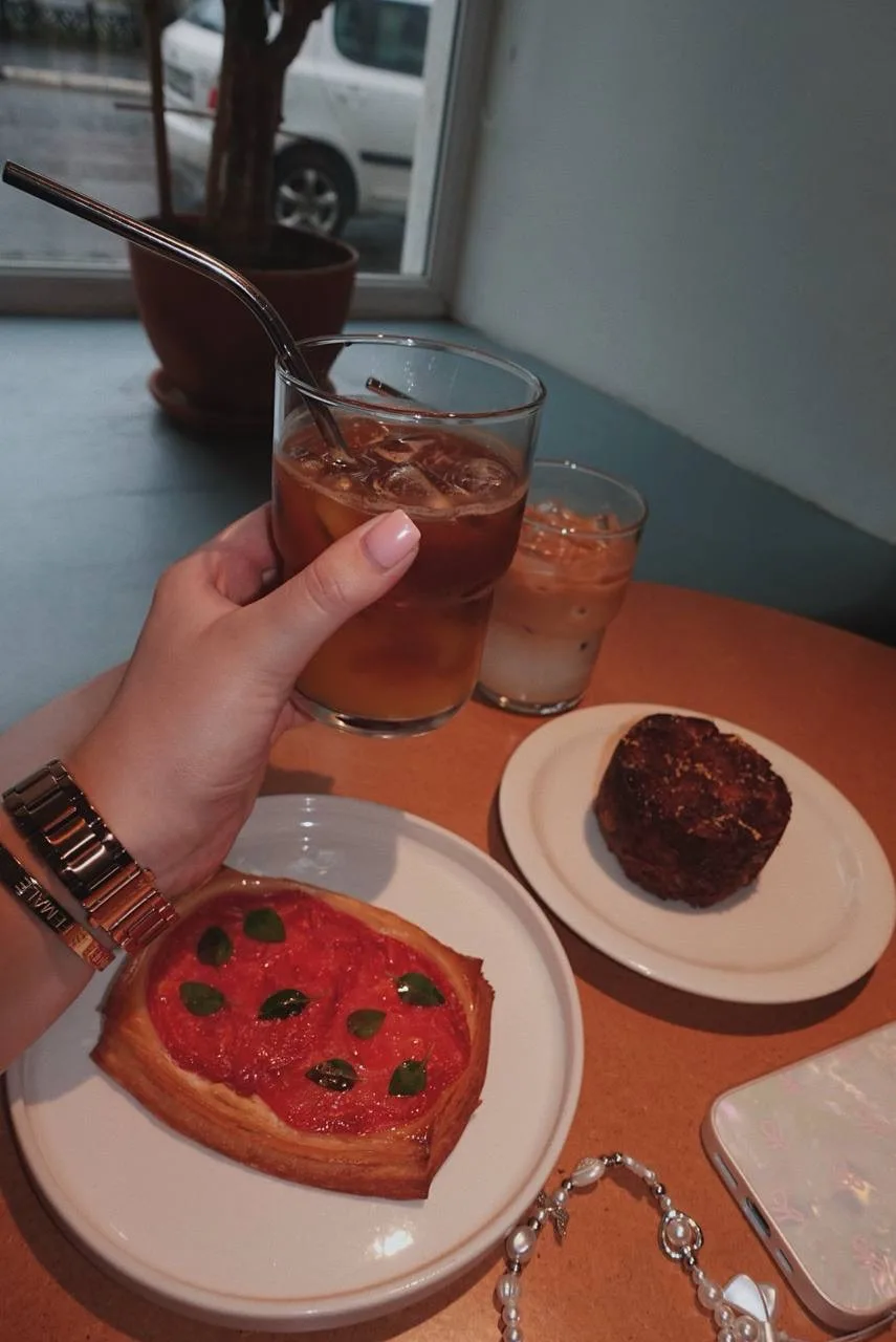На завтрак за самым вкусным кофе и булочками в Ярославле зашли сегодня в кофейню «Просто кофе». Взял