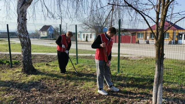 В рамках выполнения задания «Зеленый шаг Первых» была организована уборка на пришкольной территории.