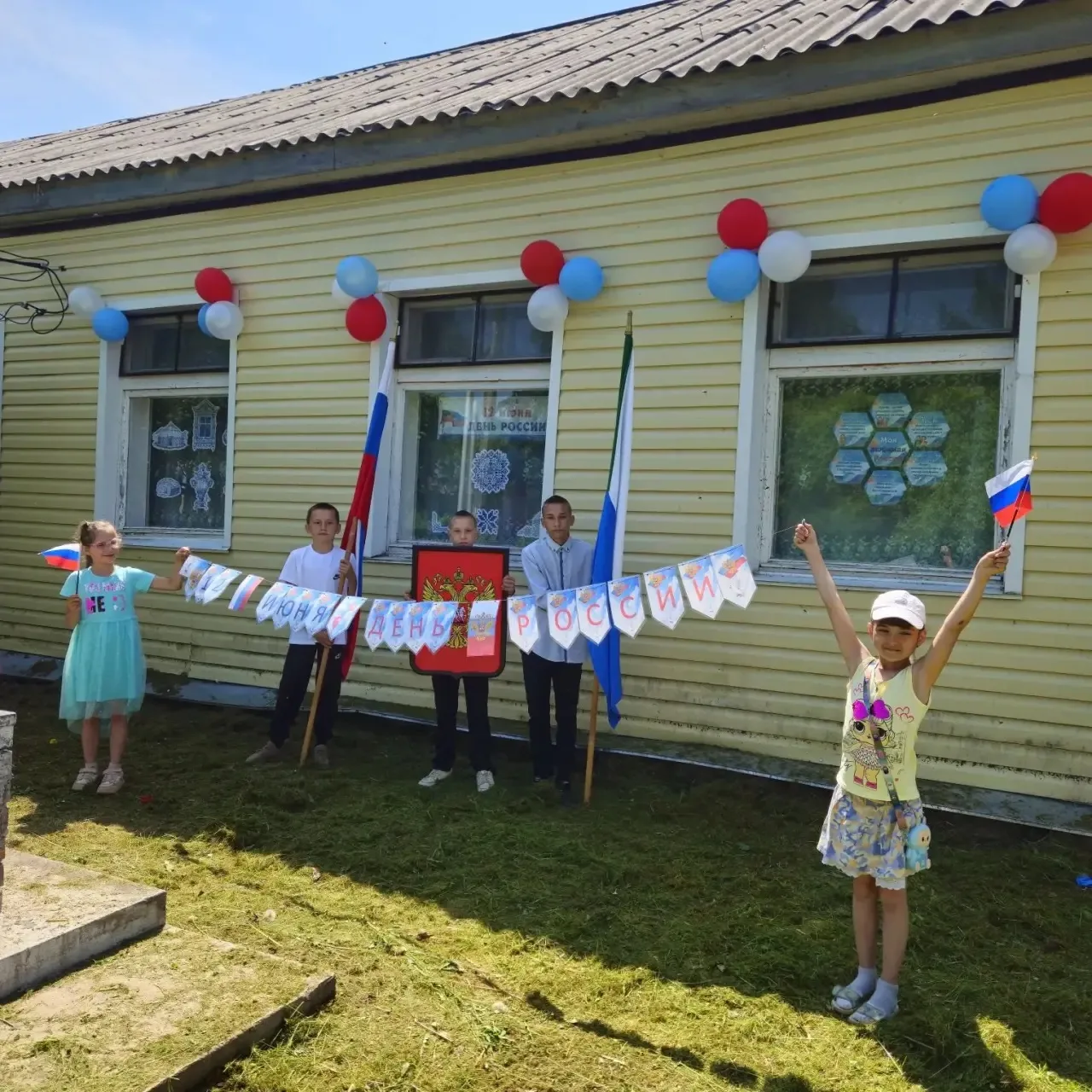 🇷🇺 Праздник продолжается: День России в нашем пришкольном лагере !
Сегодня ребята дружно украсили 