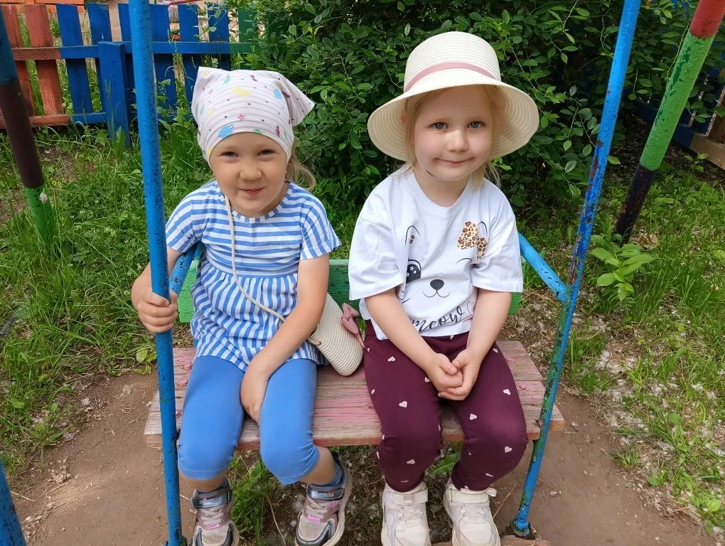 Сегодня день у группы " Капельки" прошёл энергично и бодро, много гуляли и играли.  Сначала зарядка 
