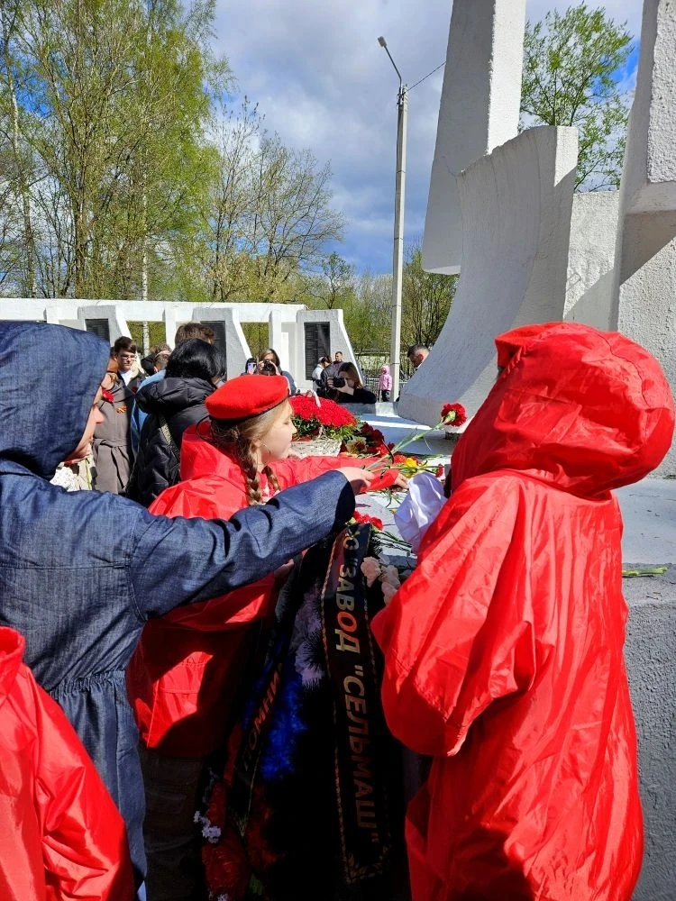 Память сильнее времени: юнармейцы почтили подвиг героев 🎖🇷🇺

9 мая в Кирове, в мемориальной зоне 