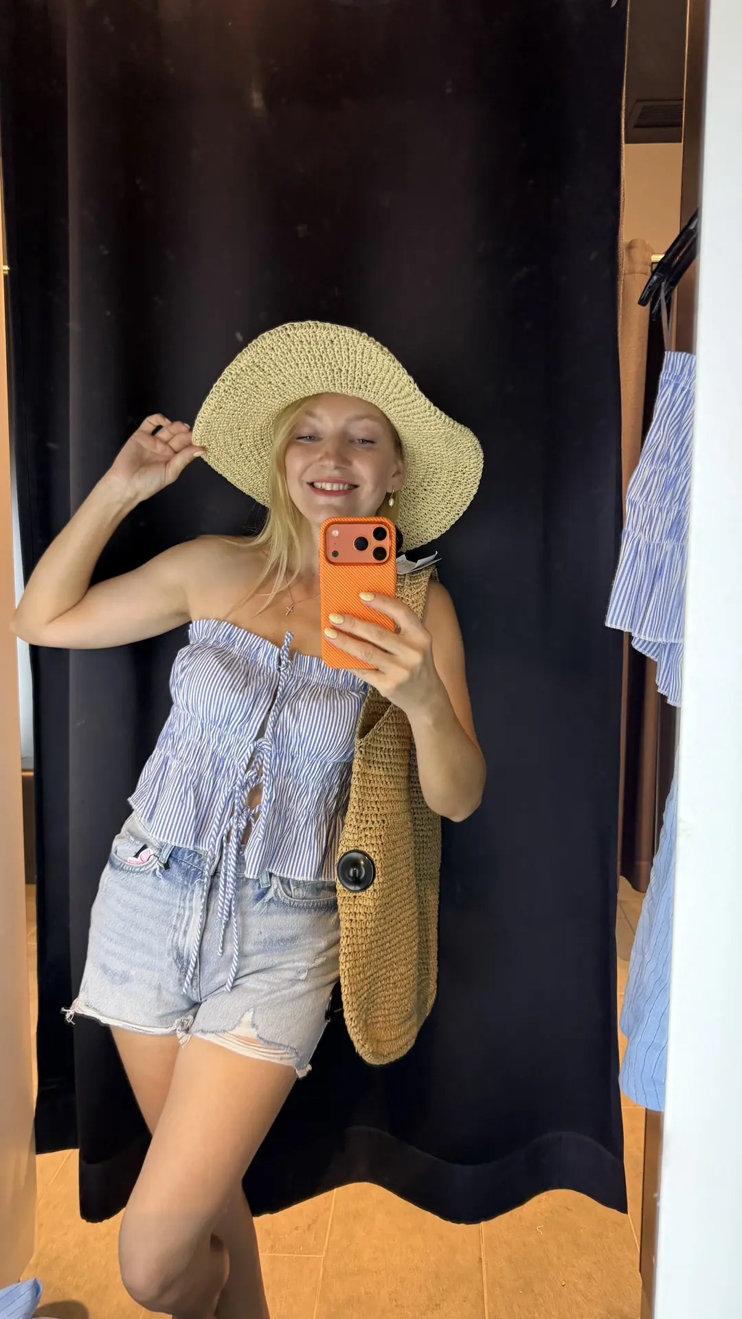 Всем привет!!!🤗
Я в отпуске! Ушла в отрыв, долой закрутки и курей🐓
Привет лимонный маникюр, коротк