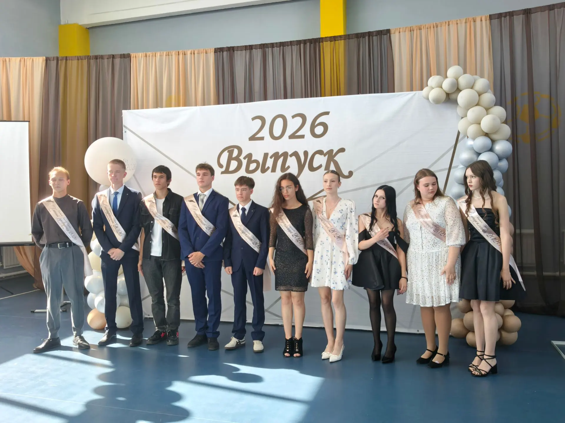 27 июня в нашей школе прогремел последний звонок взрослой жизни! 🎓

В актовом зале царила атмосфера