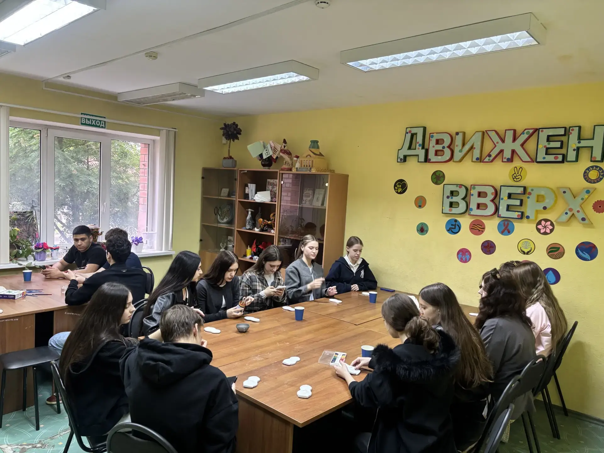 Что может быть лучше, чем погрузиться в атмосферу творчества и русских традиций в кругу друзей? 🪆

