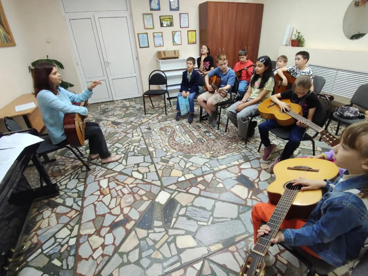 🎸4 июня в Детской музыкальной школе N14 состоялся Мастер-класс по гитаре в рамках Детской музыкальн