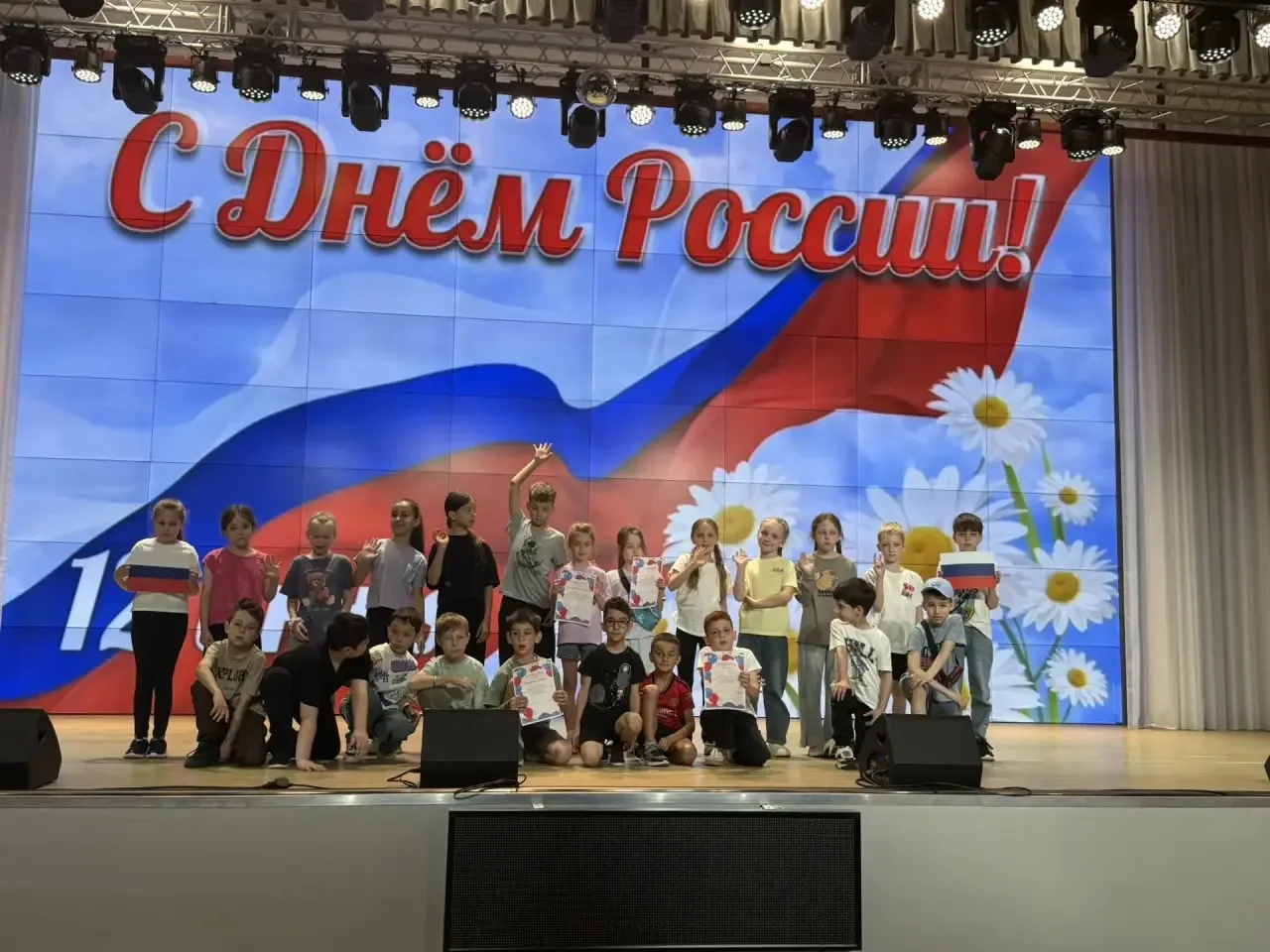 День России — в сердце каждого из нас 🇷🇺

Сегодня в нашем школьном лагере «Солнышко» отмечали один