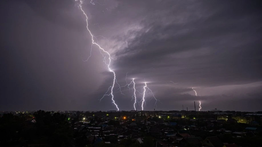 «Бодрящий тайфун» движется на Алтайский край ⛈ 🌪

По данным МЧС, 12 июня и ночью 13-го в крае ожида