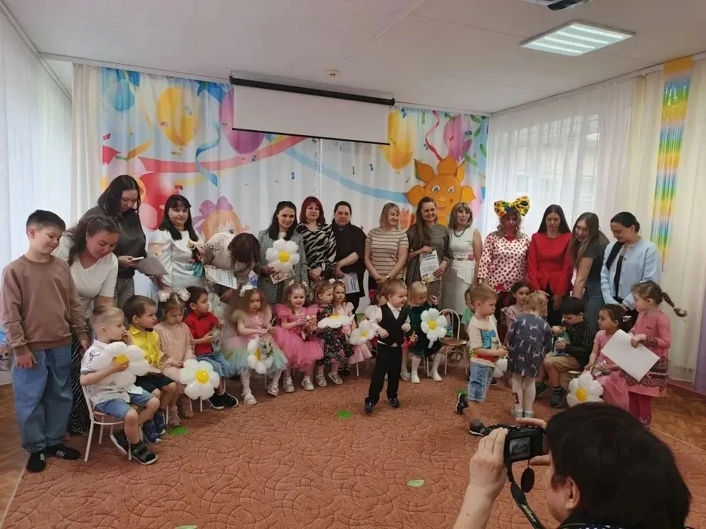 Прощай, младшая группа! 👋 

С легкой грустью и морем улыбок мы проводили наших самых маленьких звез