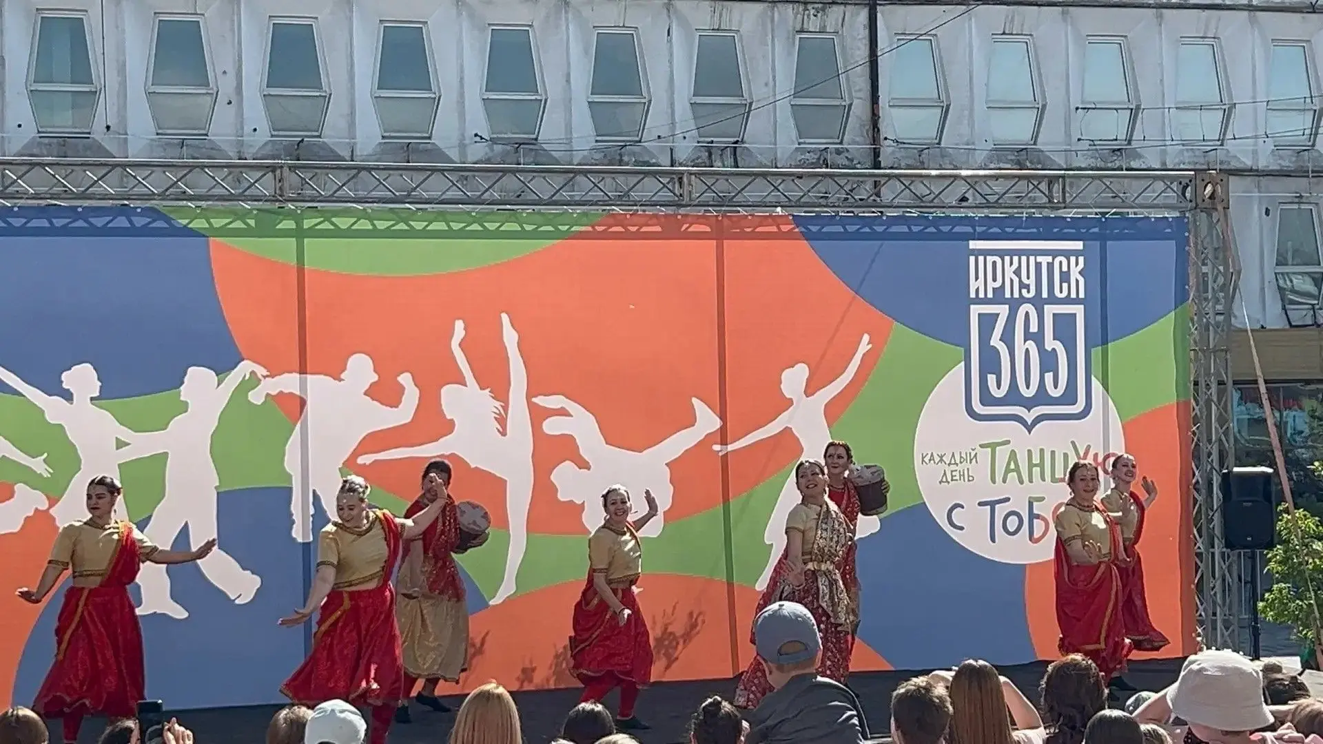 ✨ Жаркий Болливуд на улицах нашего города! ✨
6 июня 2026-го наш клуб «Выпускников» ДДТ № 5 (руководи