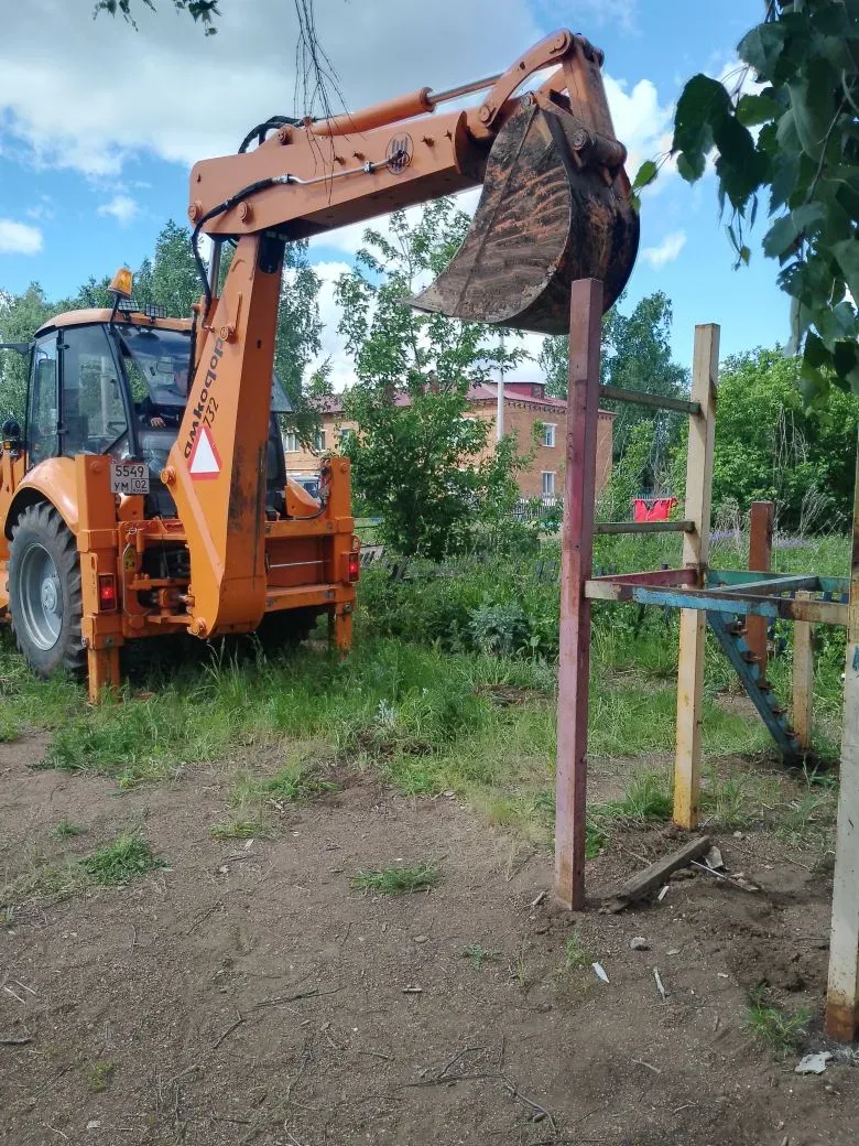Демонтаж несертифицированной детский площадки на ул.Комарова д.9