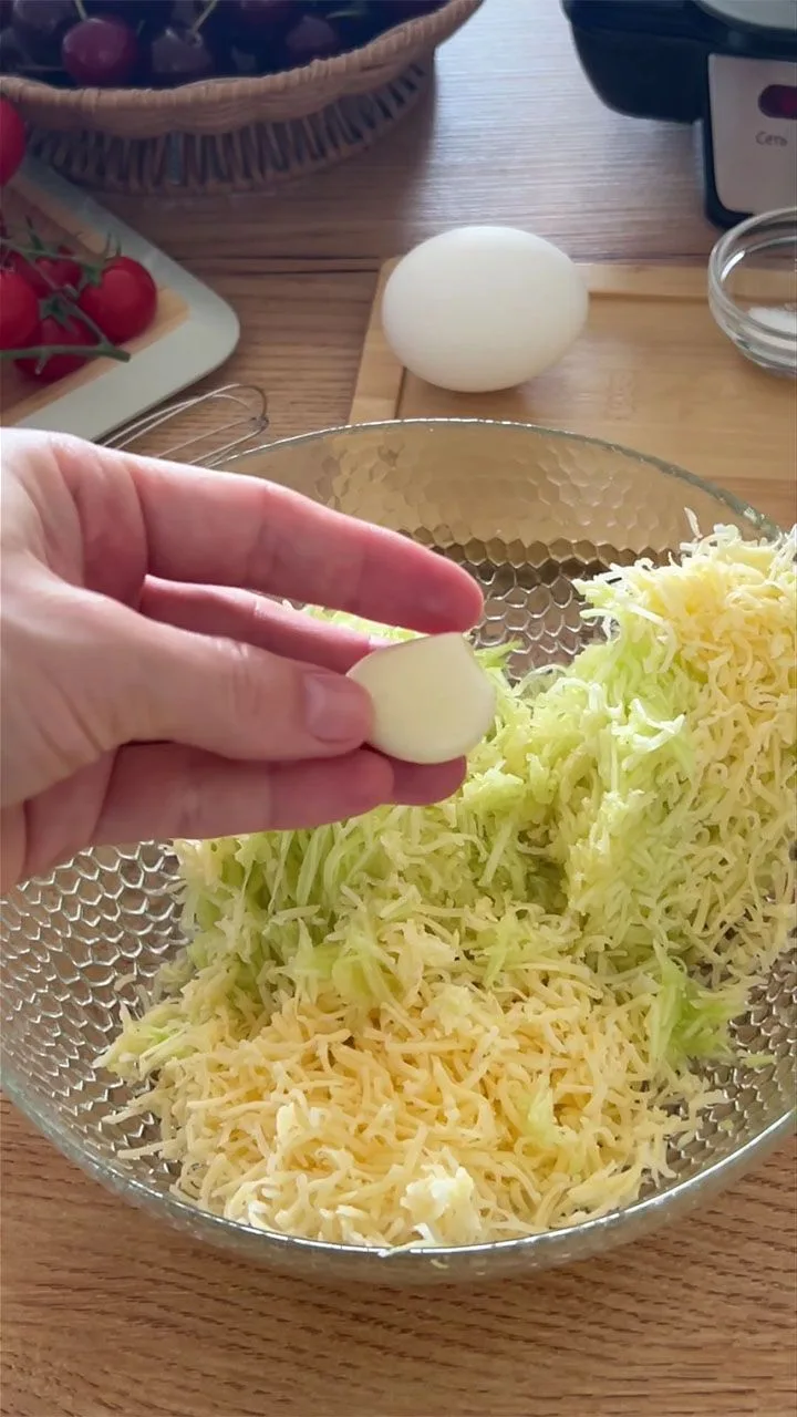 Готовим кабачковые вафли, простой и быстрый рецепт для вкусного завтрака!

Кабачковые вафли (6 шт)
2