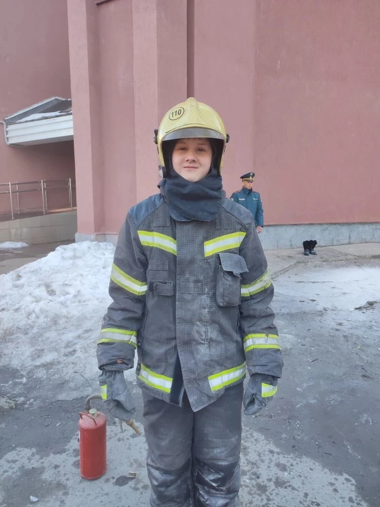 🚒 В гостях у безопасности!

На прошлой неделе во Дворце было по-настоящему жарко... в учебном смысл