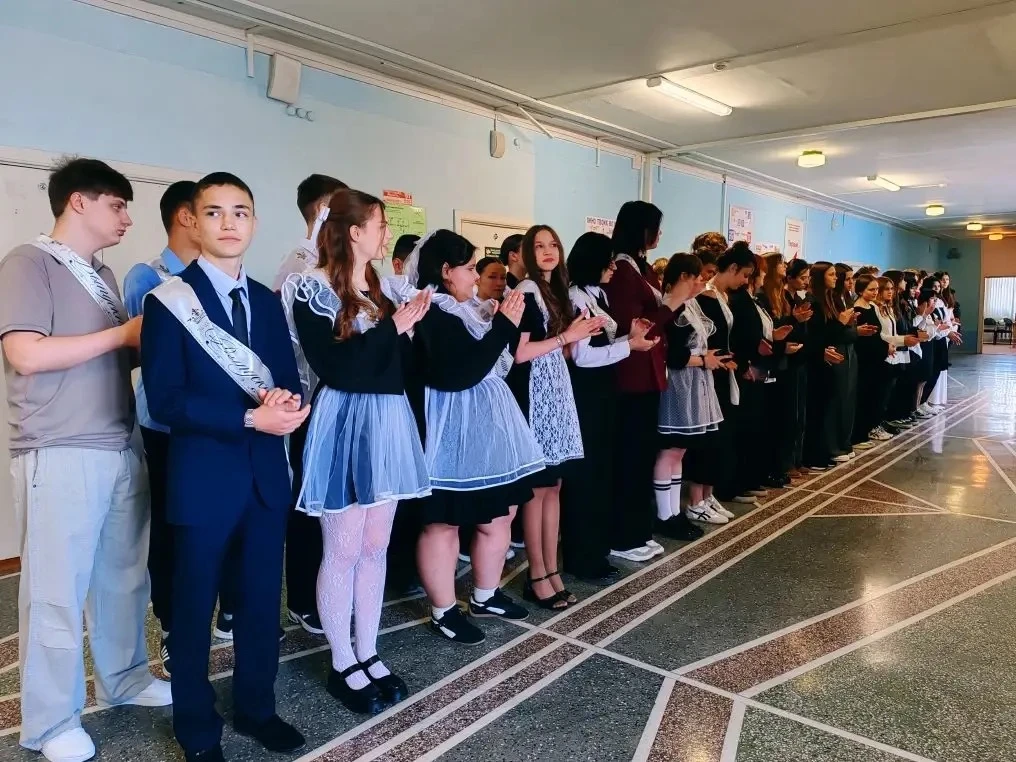 🎓 Волнительный момент для выпускников 9-х классов!

Сегодня в нашей школе прошла торжественная лине