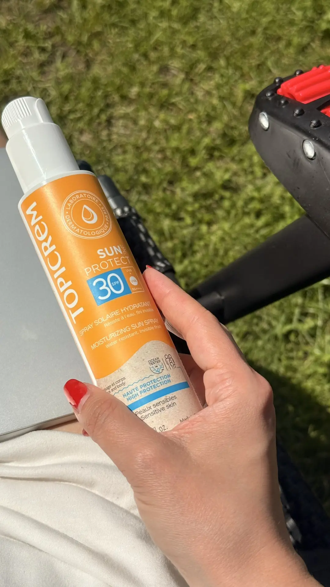 Всем потрясающего солнечно дня!
Сижу на солнышке, намазалась SPF, он пахнет на миллиард из десяти, н