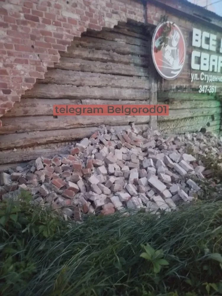 👀 На проспекте Славы, 166, во время вчерашнего дождя обрушилась часть кирпичной стены дома

✍️ Прис