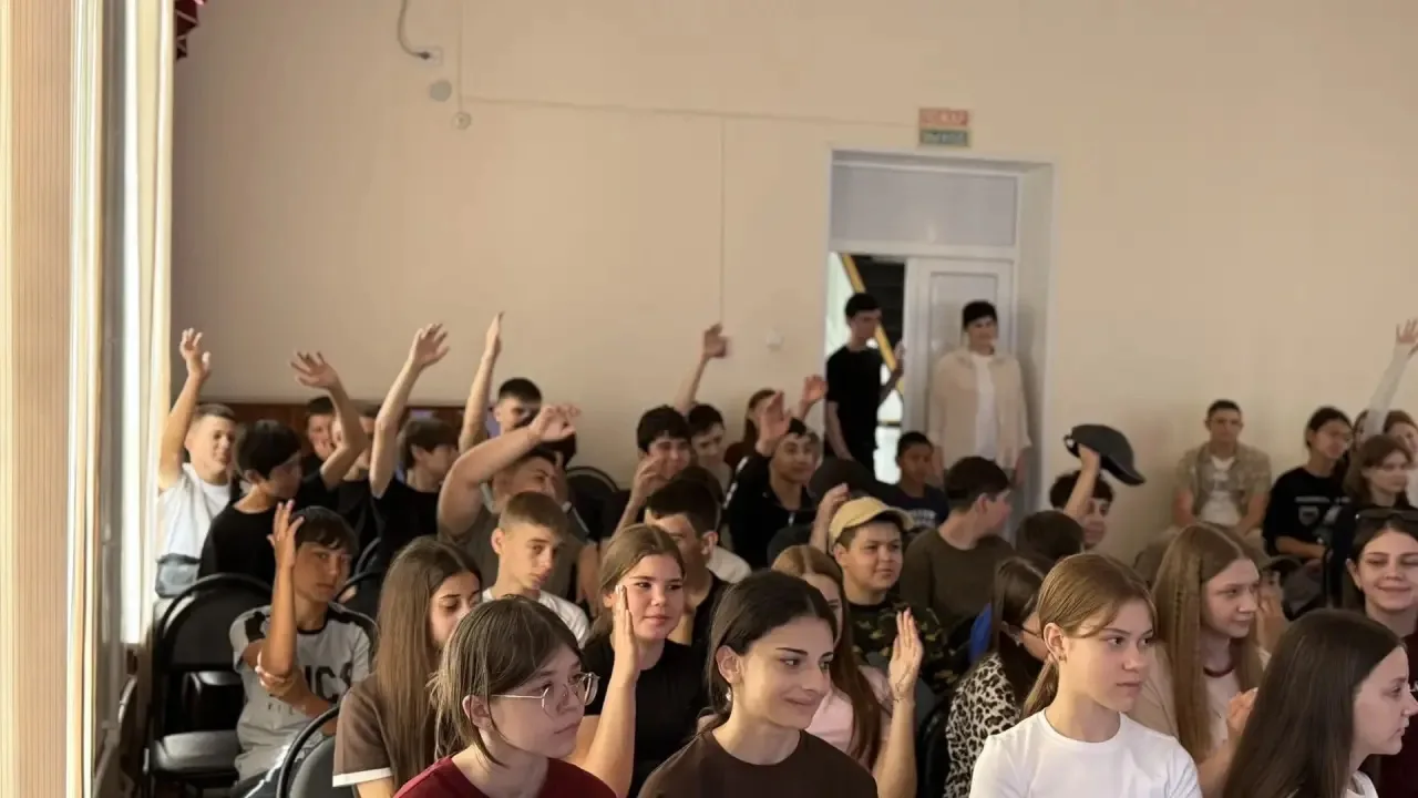 Сегодняшний день в лагере был просто невероятным! 🔥
Утро разделило нас на два лагеря: 1-й и 2-й отр