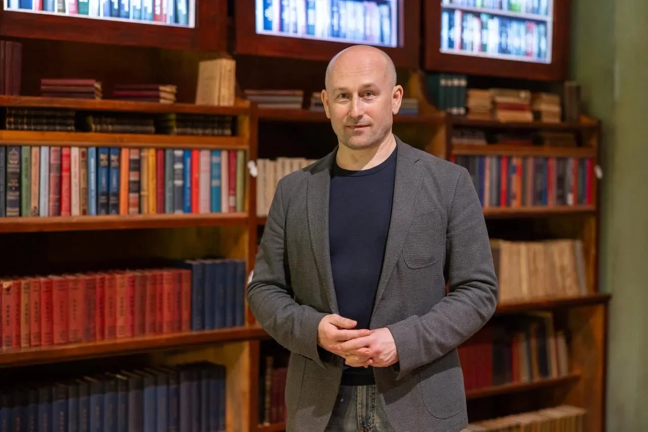 📚 Его книги читают миллионы людей по всему миру!

🎞️ В фильме Оливера Стоуна книга «Национализация