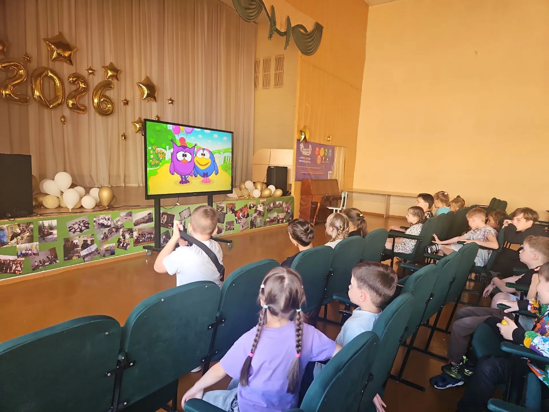 В пришкольном лагере «Радуга» для детей провели познавательный час беседы « Правила дорожного движен