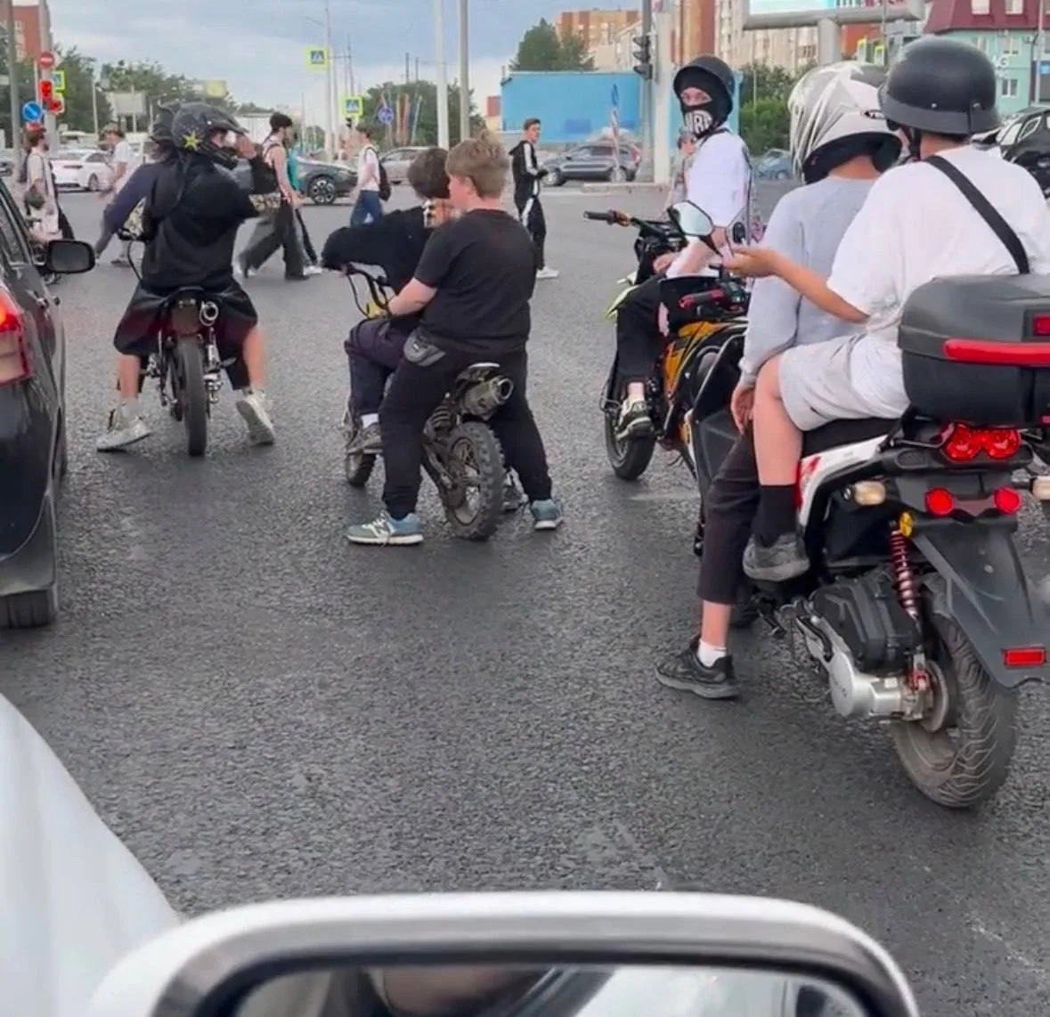 Малолетние мотоциклисты снова пугают жителей Тюмени

— Если родителям плевать на своих детей, то пус