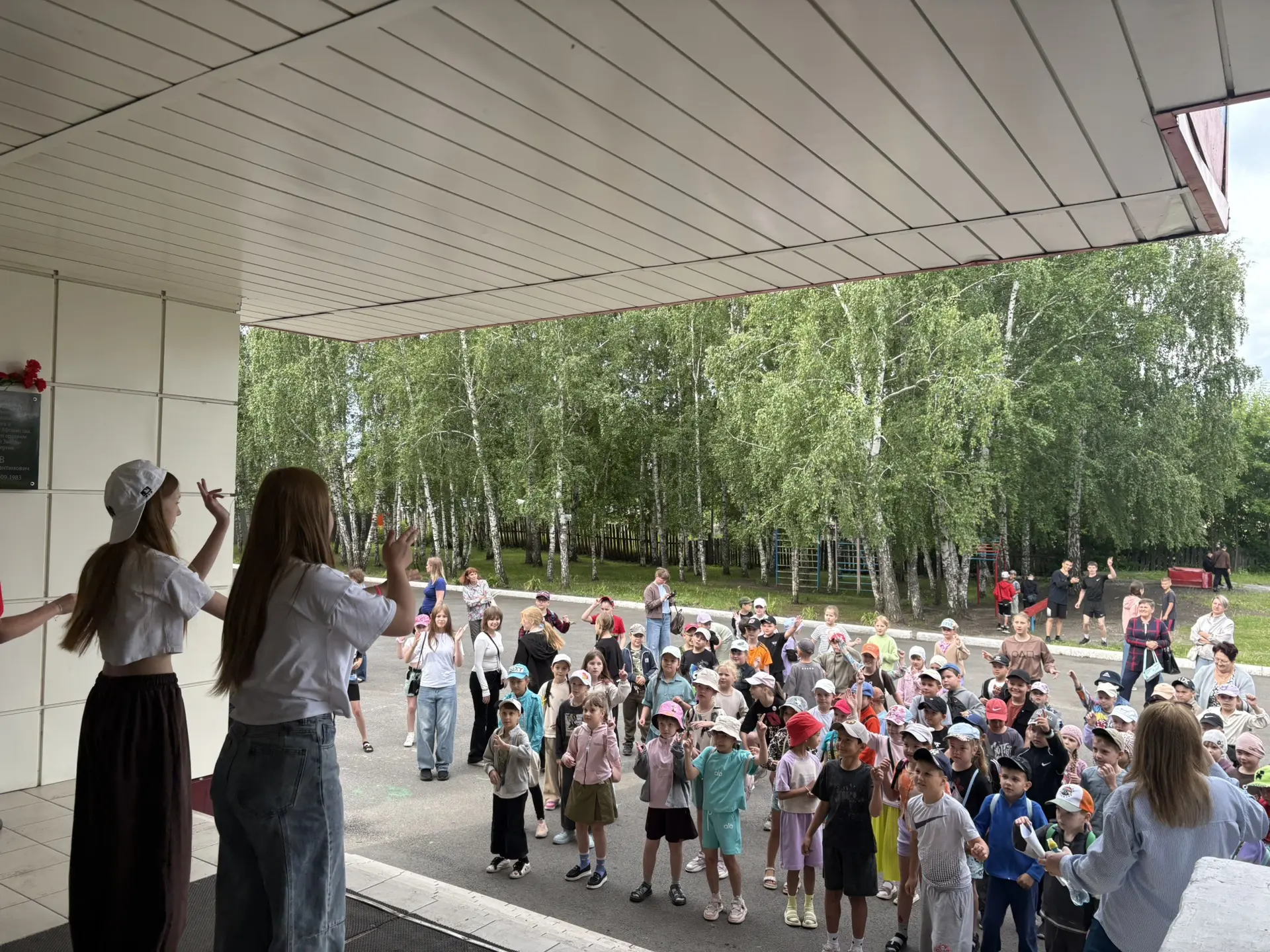 В Мишкинской средней школе стартовала летняя площадка. В первый день ребята под присмотром вожатых з