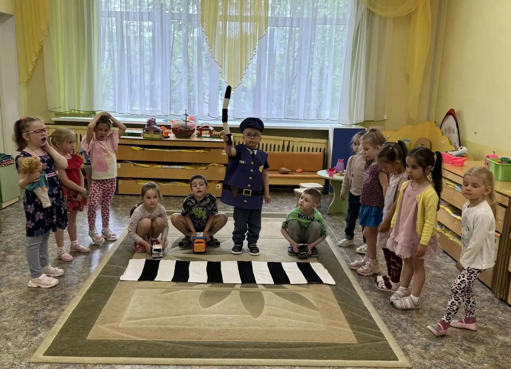 ✨️Средняя группа "Дюймовочка": Учимся безопасности на дороге и творим!

Наши ребята из группы "Дюймо