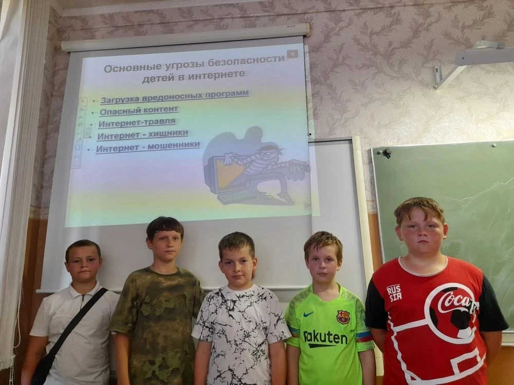 Утро 9 июня в  пришкольном лагере  началось с линейки , поднятия флага. Флаг поднимали  самые активн