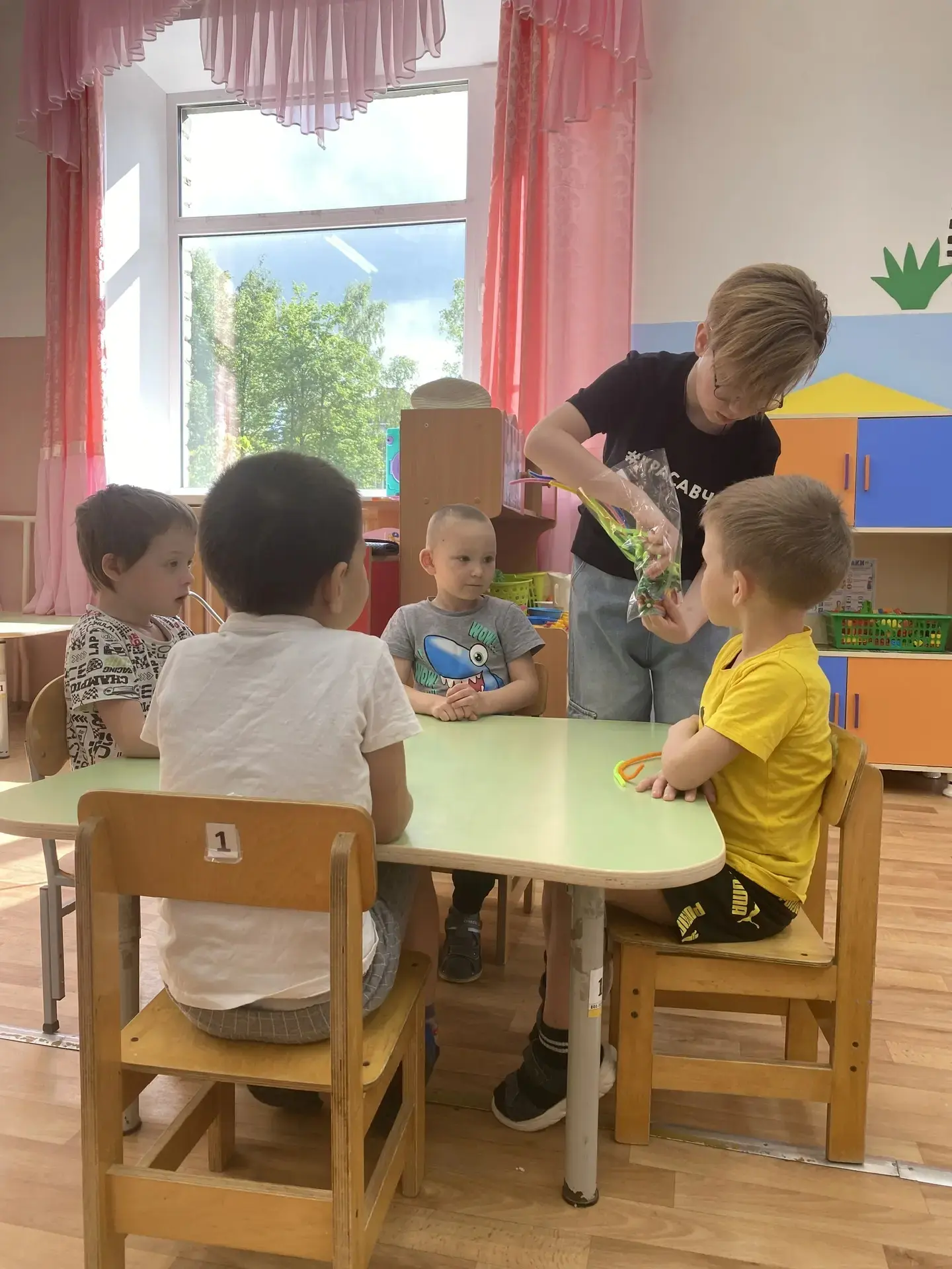 В преддверии Дня Защиты детей в среднюю группу приходил выпускник 4 класса Дмитрий Листюхин и провёл