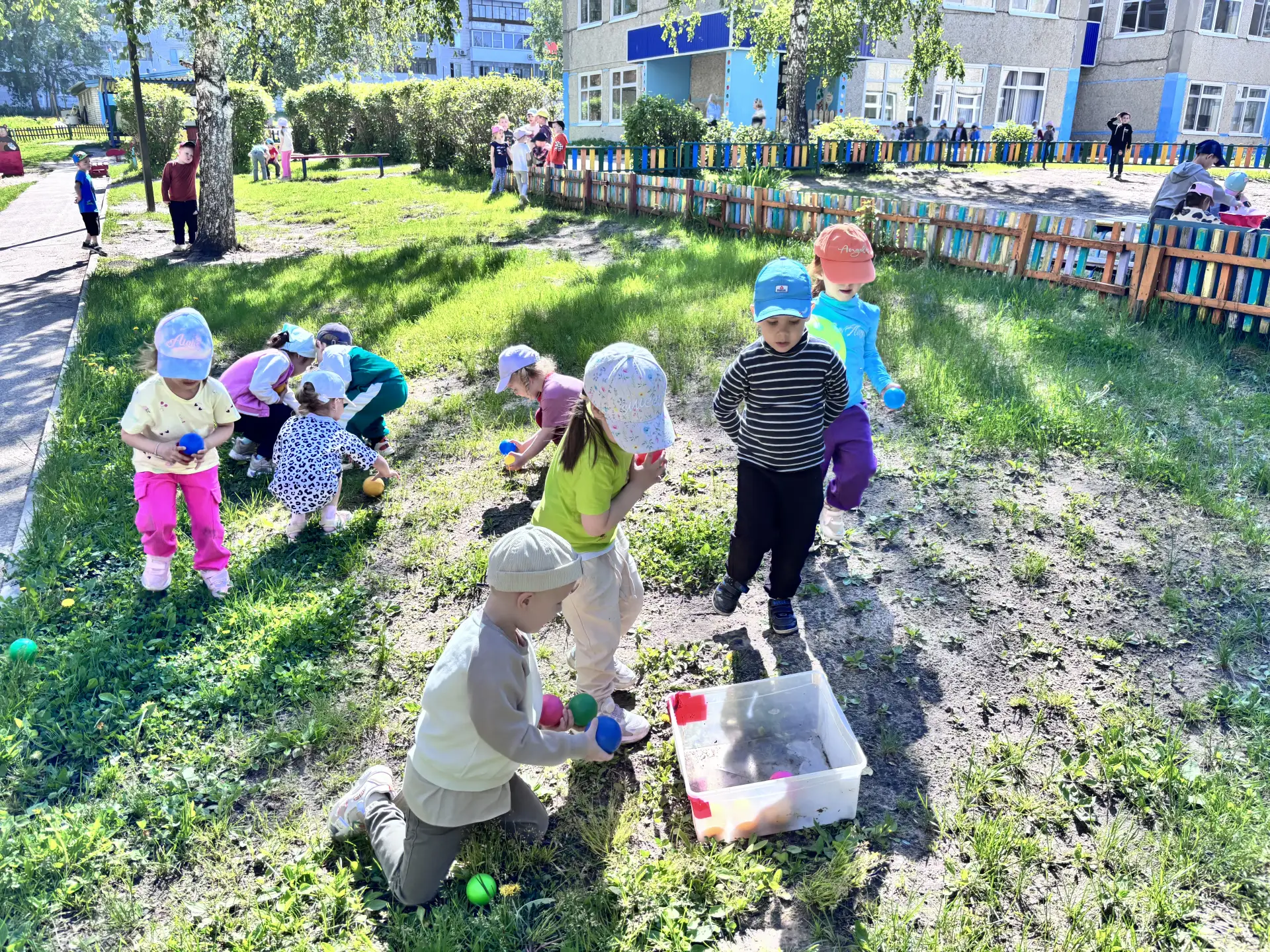 Яркий День защиты детей в группе «Рыбки»! 🐠🌈

Наши ребята из второй младшей группы сегодня отпразд