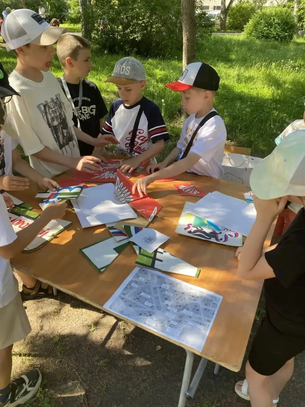 🌞Дневник ЛДП "Солнышко", 10 июня

🇷🇺Сегодня наш летний лагерь вышел на свежий воздух, чтобы приня