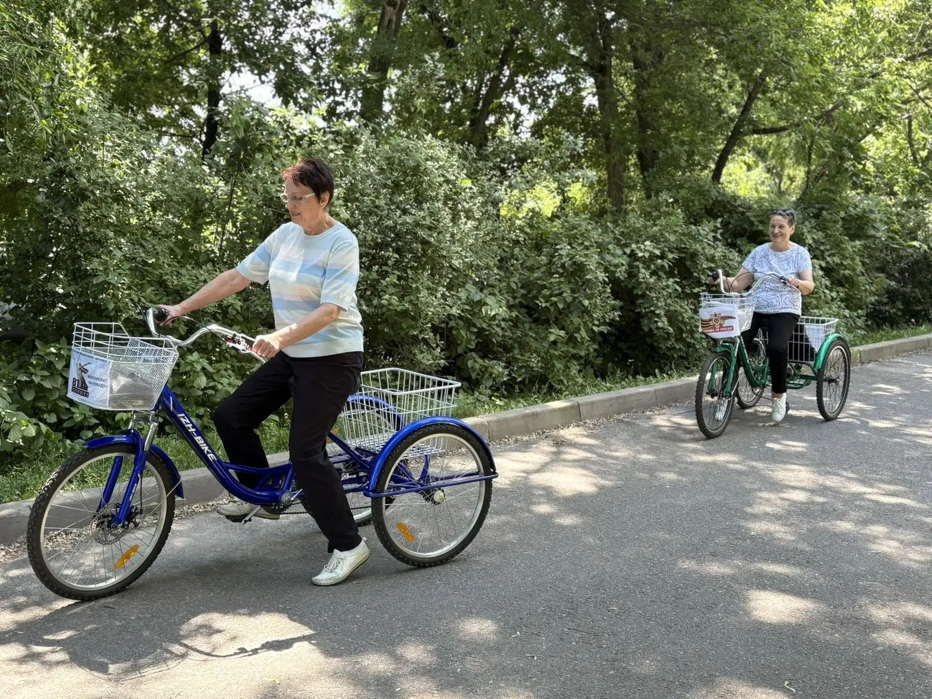 Будь активен, будь с нами! 🚴‍♀️🚴‍♂️ Увлекательные катания на трехколесных велосипедах с "серебряны