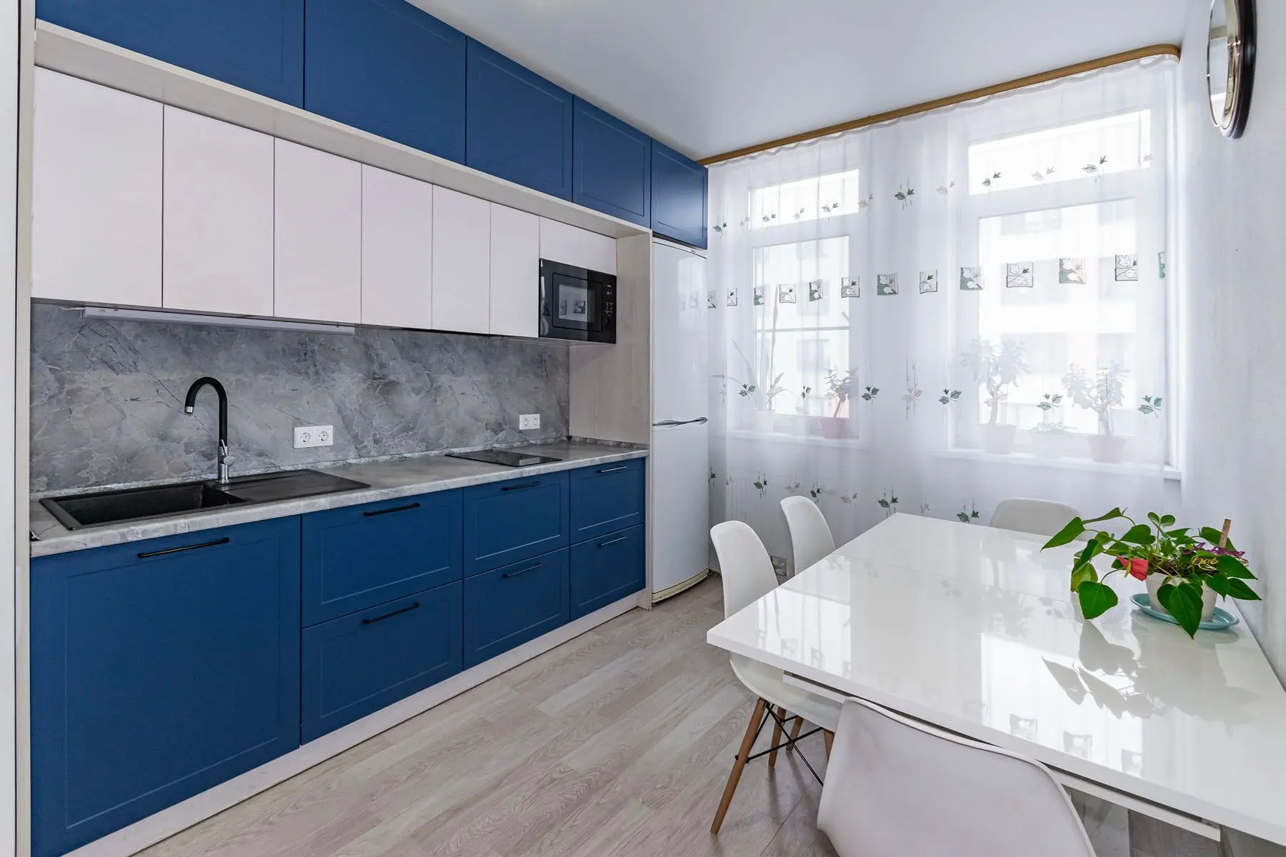 В продаже 3к квартира

📍Район: Широкая Речка
ул. Тенистая, 6/4
6 / 9 этаж
Площадь: 61.4 м²
Год пост